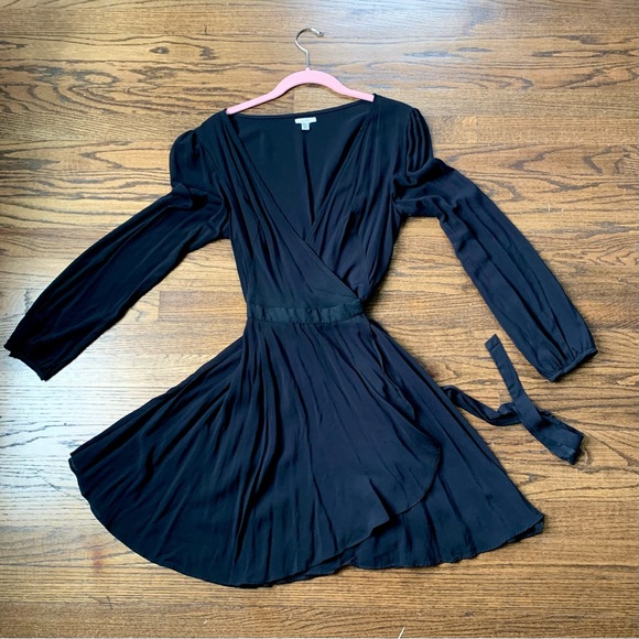 Long sleeved little black wrap dress - Ecote - Picture 10 of 10